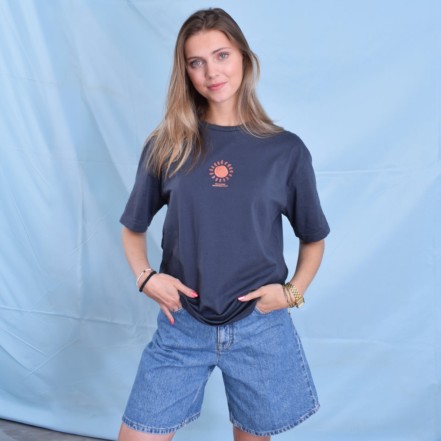 Painted Sun Oversized Dames T-shirt | India Ink Grey