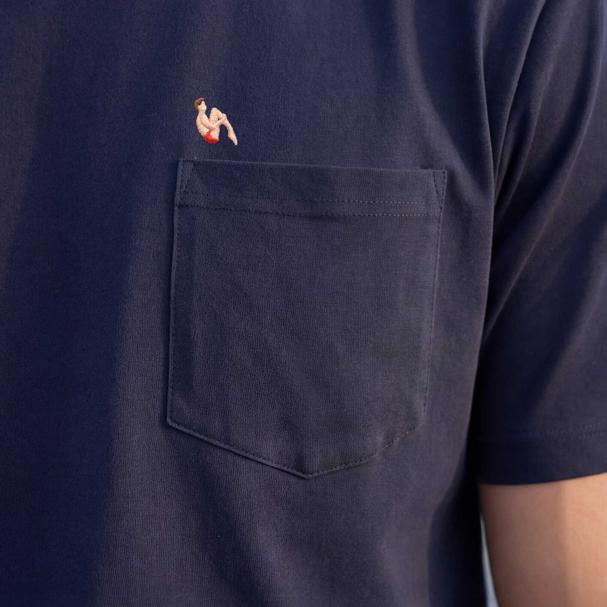 Bommetje Borduursel Borstzak T-shirt | Navy